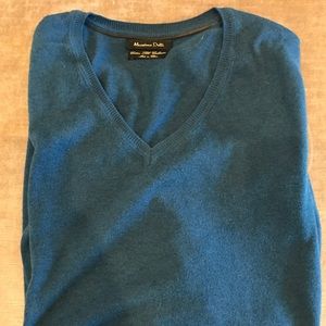 Men’s V-neck sweater
